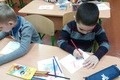 З лютого в школі проводяться підготовчі заняття для майбутніх першокласників. Діти через гру вчаться спілкуванню рідною мовою, рахують, малюють. інсценізують казки, вчать вірші. Вчаться разом відпочивати.